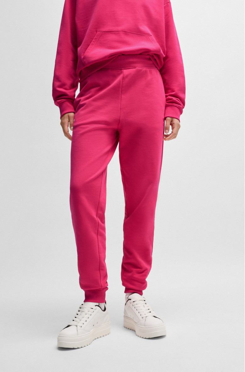 Брюки джерси Regular Fit: классический крой, средняя свобода движений. Высокая