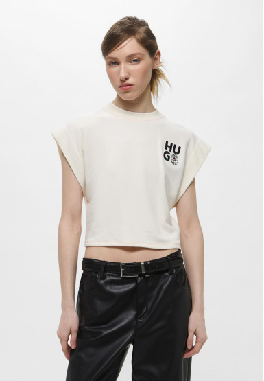 Футболка Regular Fit: классический крой, средняя свобода движений.